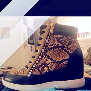 Women’s shoes/sneakers